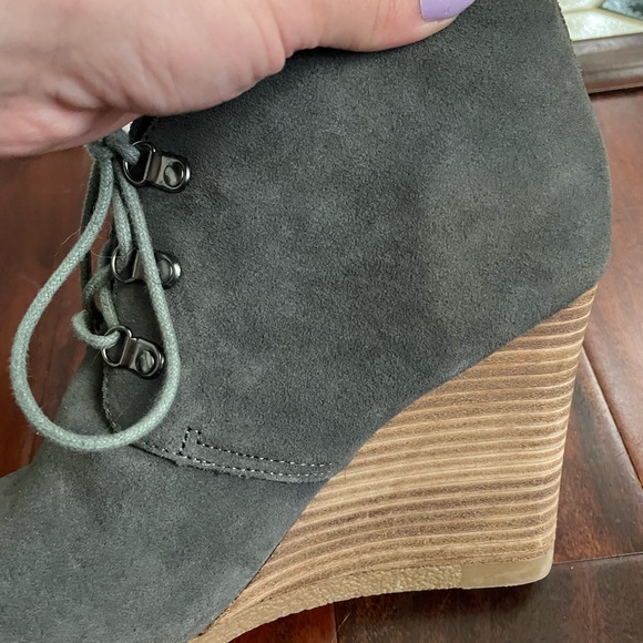 Express Women’s Gray Suede Wedge Booties Size 8.5 - Picture 12 of 14